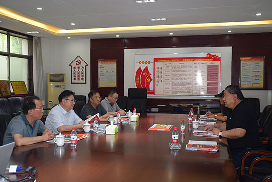 臨汾市市場(chǎng)監(jiān)督管理局局長(zhǎng)、非公企業(yè)黨委書記張東紅<br>在科海集團(tuán)調(diào)研非公黨建工作